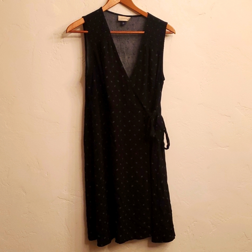 Universal thread black wrap dress size xl has little light blue pattern on it.